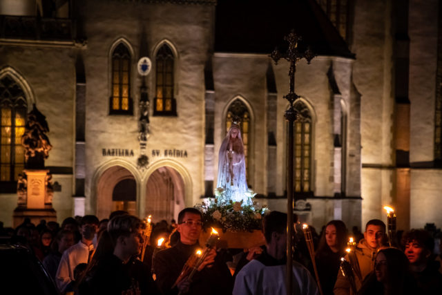 Modlitbová sviečková procesia za mier
